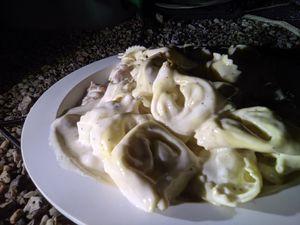 Tortellini au fromage, jambon cru de Bayonne et leur sauce crème