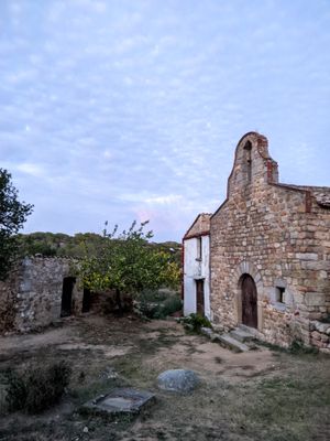 Au milieu des montagnes d'Orrius : Sant Bartomeu de Cabanyes